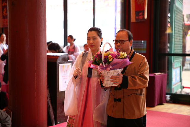 시각 장애인 불자(오른쪽)가 ‘장애인 불자 대법회’에서 부처님께 꽃을 올리고 있다.
