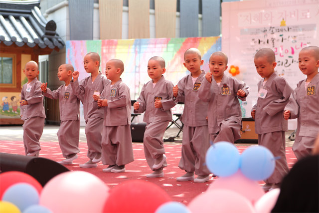 5월 5일 어린이날 서울 조계사에서 열린 행사에서 단기 출가한 동자승들이 율동을 선보이고 있다. 조계사는 미래에 불교를 이끌 어린이들이 부처님과 가까워지도록 힘쓰고 있다. 조계사 제공