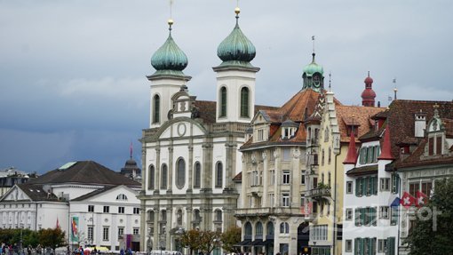 스위스 루체른에 위치한 예수교회는 17세기 건립한 스위스 최초의 바로크 양식 교회다. 스위스｜김재범 기자 oldfield@donga.com