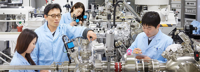 한국기초과학지원연구원 연구진이 10대 선도연구장비로 꼽히는 차세대융복합나노분석시스템을 통해 분석하고 있다. KBSI 제공