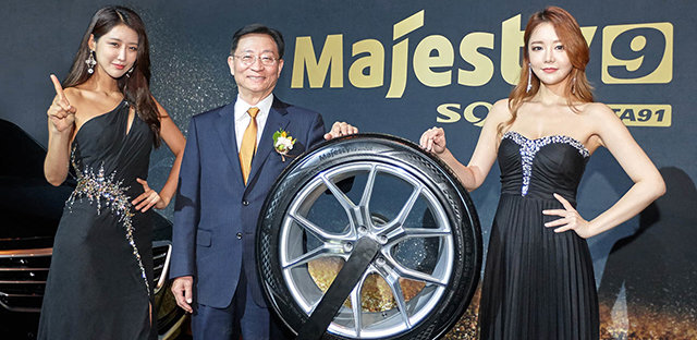 프리미엄 타이어 ‘마제스티9’ 선보여 금호타이어 김종호 회장(가운데)이 16일 서울 중구 신라호텔에서 열린 2018 금호타이어 신제품 공개행사에서 최고급 프리미엄 컴포트 타이어 ‘마제스티9 솔루스 TA91’을 선보이고 있다. 금호타이어 제공