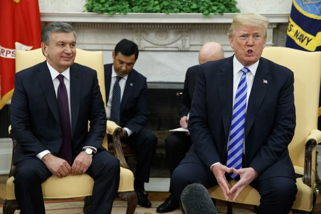 16일 미국 워싱턴 백악관 집무실에서 샵카트 미르지요예프 우즈베키스탄 대통령(왼쪽)을 예방한 도널드 트럼프 미국 대통령(오른쪽)은 ‘북-미 정상회담이 여전히 유효하느냐’는 기자들의 질문에 “지켜봐야 할 것”이라고 답했다