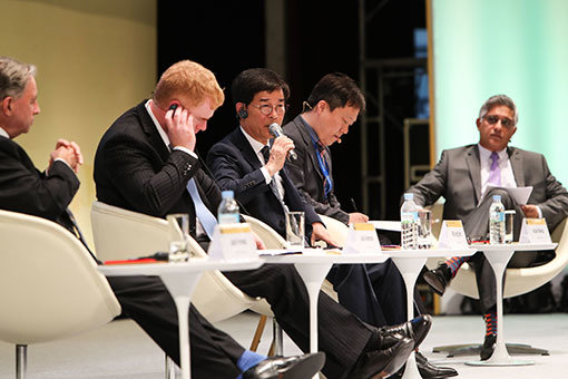 제37회 아시아경마회의에 참석 중인 김낙순 한국마사회장(가운데)이 16일 전 세계 경마 관계자를 대상으로 주제 발표를 하고 있다. 사진제공｜한국마사회