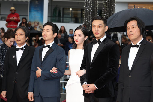 칸 국제영화제 경쟁부문에 진출한 영화 ‘버닝’이 17일(한국시간) 공식 상영 후 찬사가 이어지면서 수상에 대한 기대감이 높아지고 있다. 사진은 ‘버닝’의 감독과 제작자, 배우들이 공식 상영에 앞서 레드카펫에 선 모습이다. 왼쪽부터 이준동 파인하우스필름 대표, 배우 스티븐 연, 전종서, 유아인, 이창동 감독. 사진제공｜CGV아트하우스