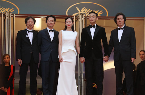 한국시간으로 17일 오전 1시30분, 현지시간으로 16일 오후 6시30분 뤼미에르 대극장에서 열린 ‘버닝’ 공식 상영 및 레드카펫 모습. 왼쪽부터 이준동 파인하우스필름 대표, 배우 스티븐 연, 전종서, 유아인, 이창동 감독. 사진제공｜CGV아트하우스