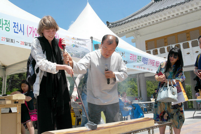 19, 20일 충북 영동에서 열리는‘제11회 대한민국 국악기 제작체험 축제’에서는 국악기 제작 장인들의 손을 빌려 전통 국악기 만들기를 체험할 수 있다. 영동군 제공