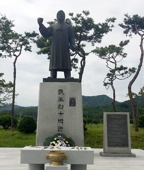 전남 영광군 청년회의소는 2001년 박관현 열사의 민주화운동 정신을 계승하기 위해 고향인 영광군 불갑면에 추모비와 동상을 건립했다. 영광군 제공