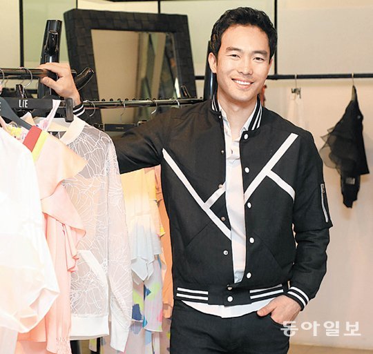 9일 서울 강남구 역삼동 ‘라이’ 쇼룸에서 만난 이청청 디자이너는 “세계에서 각광받는 한국의 패션 디자인 명가를 만들고 싶다”는 포부를 밝혔다. 안철민 기자 acm08@donga.com