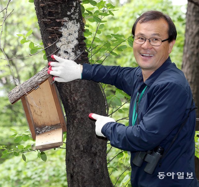 14일 야생조류교육센터 ‘그린새’ 서정화 대표가 서울 남산 시민 모니터링 단원들에게 인공 새집을 가리키며 설명하고 있다. 양회성 기자 yohan@donga.com