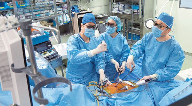 서경석 서울대병원 간담췌외과 교수(오른쪽)가 3차원(3D) 복강경을 이용해 간암을 수술하고 있다. 3D 영상을 보기 위해 의료진 모두 특수안경을 쓰고 있다. 서울대병원 제공