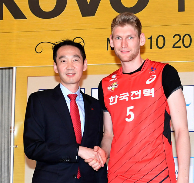 시몬 히르슈(오른쪽)가 한국배구연맹(KOVO) 남자부 외국인 선수 드래프트에서 한국전력에 지명된 뒤 김철수 한국전력 감독과 악수하고 있다. 한국배구연맹 제공
