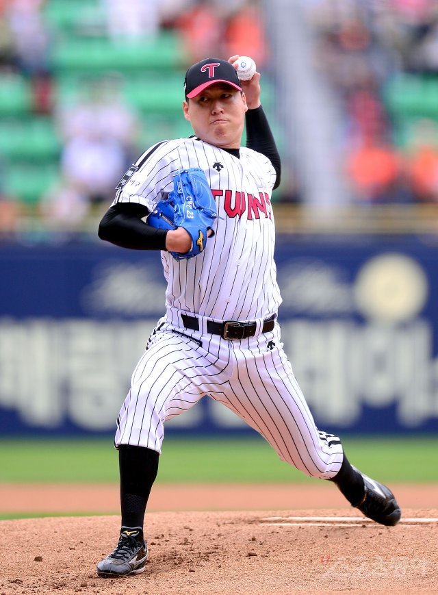 20일 서울 잠실야구장에서 ‘2018 신한은행 MY CAR KBO리그’ 한화이글스와 LG트윈스 경기가 열렸다. 선발 투수로 등판한 LG 차우찬이 역투하고 있다. 잠실 | 김종원 기자 won@donga.com