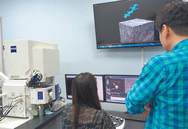 김진섭 한국뇌연구원 뇌신경망연구부 책임연구원(오른쪽)팀이 전자현미경 영상을 통해 만든 신경세포 말단의 구조를 확인하고 있다. 신경세포의 구조와 연결망을 일일이 파악하면 뇌지도를 만들 수 있다. 한국뇌연구원 제공