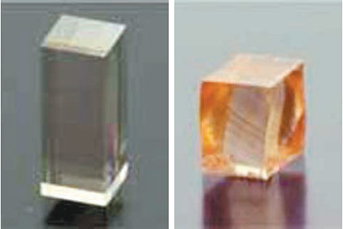 일본 연구팀이 개발한 변형되는 반도체. 빛이 있는 곳에서 압력을 가하면 부서지지만, 빛이 없는 환경에서는 45%까지 변형된다(오른쪽 사진). 사이언스 제공