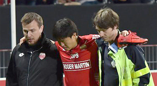 권창훈(가운데)이 20일 앙제와의 경기에서 후반 31분 부상을 당해 스태프의 부축을 받으며 경기장을 빠져나고 있다. 디종FCO 홈페이지 캡처
