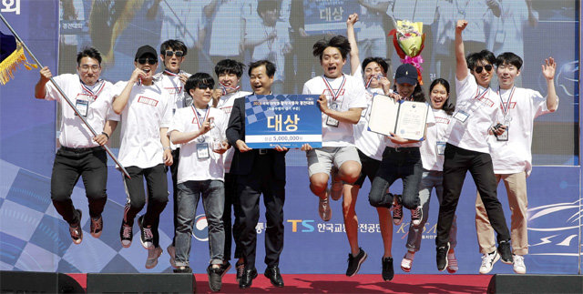 ‘2018 국제 대학생 창작자동차 경진대회’ 자율주행차 경주 부문 우승을 차지한 홍익대 머스크 팀이 권병윤 공단 이사장(가운데)에게서 상을 받고는 환호하고 있다. 한국교통안전공단 제공