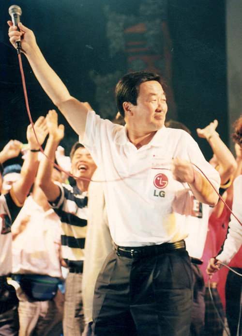 구본무 LG그룹 회장이 1996년 사내 경영혁신 활동대회인 ‘LG 스킬올림픽’에서 직원들과 어울리고 있다. 사진 출처 구본무 홈페이지