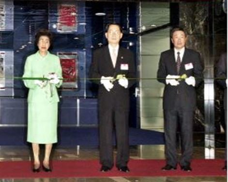 사진=동아일보DB/(왼쪽부터)이희호 여사, 박지원 의원, 구본무 회장