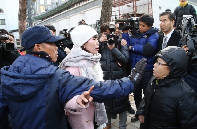 한상균 민주노총위원장이 조계사에 도피한 가운데 조계사에서 찬, 반 갈등이 깊어지고 있다. 2015/12/08