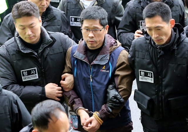 은신 24일 만에 조계사에서 나와 체포된 한상균 민노총 위원장이 10일 수갑이 채워진 채 서울 중구 남대문경찰서로 압송되고 있다.  2015/12/11 김미옥 기자 salt@donga.com