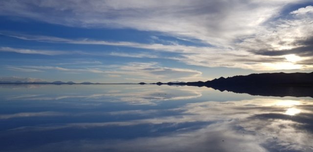 볼리비아 우유니 사막에 있는 우리나라 경기도 크기의 소금호수. 과연 지구의 거울이라 불릴 만하다. 한왕용 씨 제공