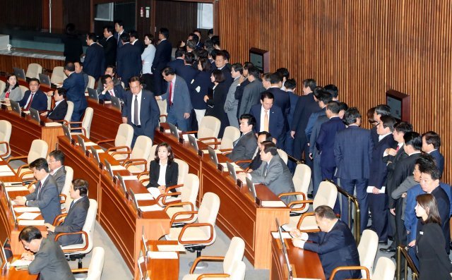 21일 국회 본회의장에서 의원들이 자유한국당 홍문종, 염동열 의원에 대한 체포동의안 투표를 위해 줄지어 서있다. 김재명기자 base@donga.com