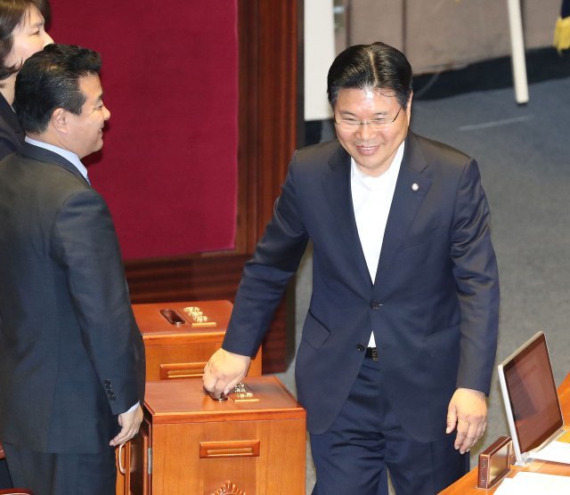 자유한국당 홍문종 의원이 21일 국회 본회의장에서 본인에 대한 체포동의안 투표를 하고 있다. 체포동의안이 부결될 줄 알았는지 표정이 밝다. 김재명기자 base@donga.com