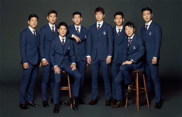 삼성물산 패션부문의 남성복 브랜드 갤럭시가 21일 공개한 축구대표팀 공식 단복을 선수들이 입고 포즈를 취하고 있다. 삼성물산 제공