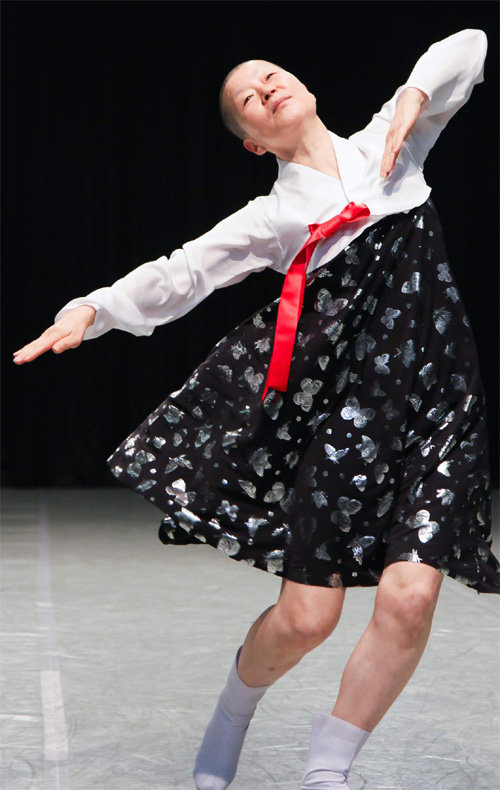 현대무용가 안은미가 선보이는 북한춤. 그는 “분단으로 남북 간 차이가 많이 생겼지만 춤만큼은 양측 다 전통적인 요소를 잘 유지하고 있다”고 말했다. PRM 제공
