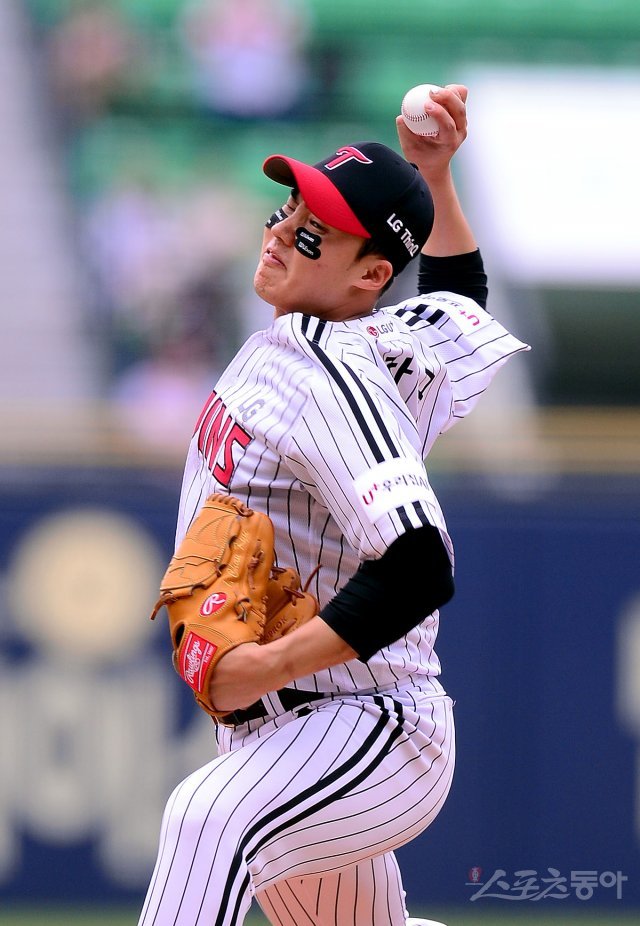 22일 서울 잠실야구장에서 ‘2018 신한은행 MY CAR KBO리그’ NC다이노스와 LG트윈스 경기가 열렸다. 선발 투수로 등판한 LG 임찬규가 역투하고 있다. 잠실 | 김종원 기자 won@donga.com