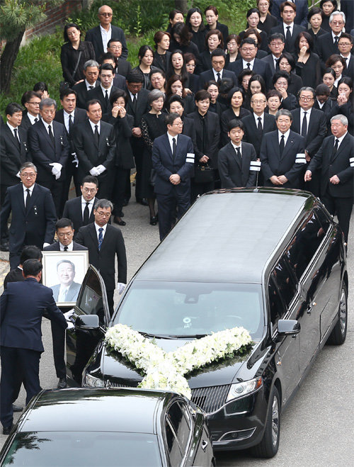 “하늘나라서 편히 쉬소서” 22일 오전 서울 종로구 서울대병원 장례식장에서 20일 별세한 구본무 LG 
회장의 발인이 진행됐다. 구 회장의 맏사위인 윤관 블루런벤처스 대표가 영정을 장의차량에 모시고 있다. 이날 발인에는 고인의 장남인
 구광모 LG전자 상무, 고인의 동생들인 구본능 희성그룹 회장, 구본준 LG 부회장, 구본식 희성그룹 부회장 등을 포함한 유족 및
 지인들이 고인의 가는 길을 지켰다. 사진공동취재단