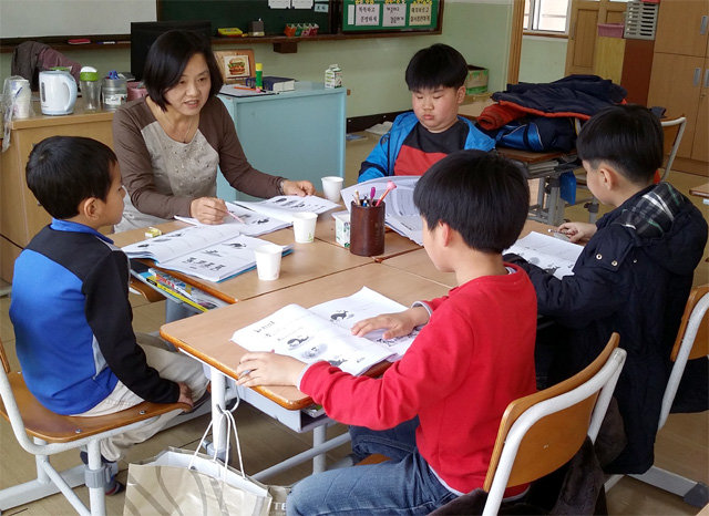 23일 ‘제7회 대한민국 스승상’ 시상식에서 대상(홍조근정훈장)을 받는 경북 칠곡군 왜관초 전영숙 교사가 제자들과 수업하는 모습. 전영숙 교사 제공