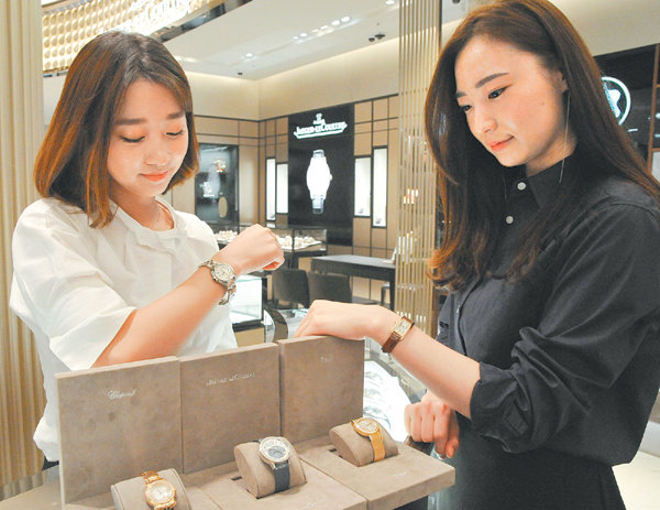 22일 롯데백화점 대구점 1층 명품 시계 매장을 찾은 한 여성 고객이 제품을 살펴보고 있다. 롯데백화점 대구점 제공