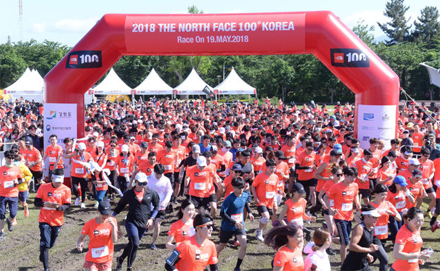 ‘2018 노스페이스 100 코리아’ 10km 부문 참가자들의 힘찬 스타트.