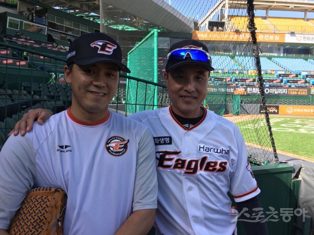 한화 서균과 송진우 투수코치(왼쪽부터)가 23일 대전한화생명이글스파크에서 열린 두산전을 앞두고 포즈를 취하고 있다. 대전 ｜ 강산 기자 posterboy@donga.com