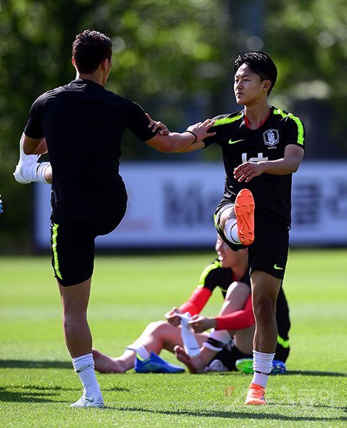 2018 러시아월드컵을 대비하는 축구대표팀이 23일 파주 국가대표트레이닝센터(NFC)에서 훈련을 가졌다. 대표팀 이승우가 훈련을 하고 있다. 파주 | 김종원 기자 won@donga.com