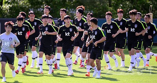 2018 러시아월드컵을 대비하는 축구대표팀이 23일 파주 국가대표트레이닝센터(NFC)에서 훈련을 가졌다. 대표팀 선수들이 러닝으로 몸을 풀고 있다. 파주 | 김종원 기자 won@donga.com