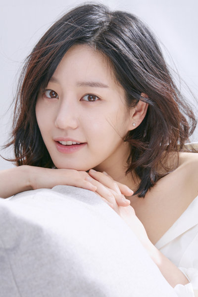 20대의 마지막을 보내고 있는 이유비는 “서른 살이 되는 순간 지금과는 다른 삶을 살아보고 싶다”고 했다. 연기자로서의 삶은 물론 주변을 바라보는 시선도 넓히고 싶은 마음이다. 사진제공｜935엔터테인먼트