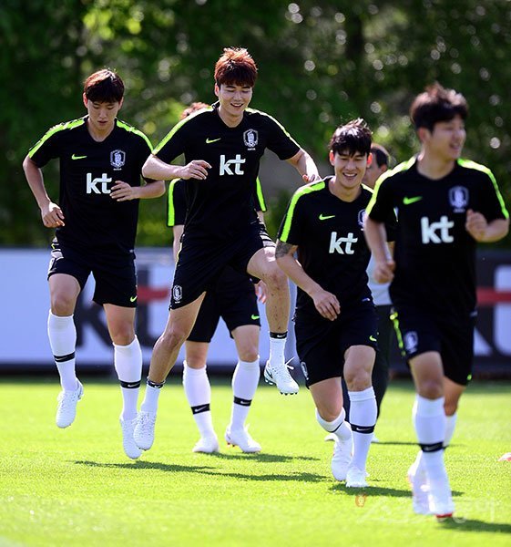 2018 러시아월드컵을 대비하는 축구대표팀이 23일 파주 국가대표트레이닝센터(NFC)에서 훈련을 가졌다. 대표팀 기성용이 밝은 표정으로 훈련을 하고 있다. 파주 | 김종원 기자 won@donga.com