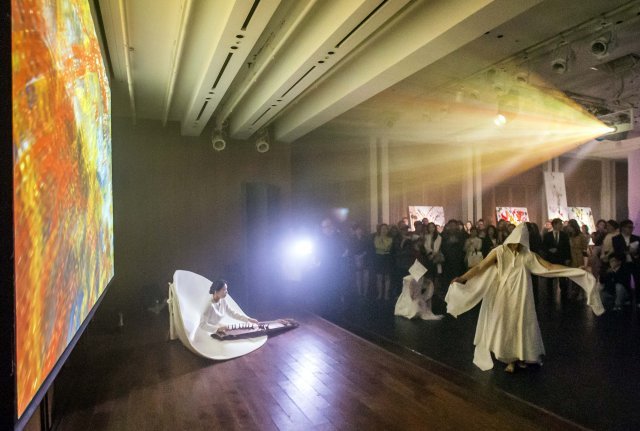 밀라 라이츠(MILA LIGHTS)의 작품과 함께 한국 전통 가야금 연주에 맞춰 춤 추는 무용수들을 관객이 감상하는 모습.