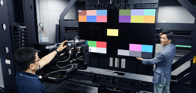 경기 평택시에 위치한 ‘LG 디지털파크’의 화질 측정실에서 박유 LG전자 TV화질팀 책임연구원이 유기발광다이오드(OLED) TV의
 색상표현력을 측정하고 있다. 이 테스트로 6000개가 넘는 색상이 측면에서도 정면과 같은 수준의 색상으로 표현되는지 확인할 수 
있다. LG전자 제공