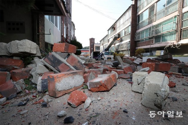 지난해 11월 경북 포항시에서 발생한 지진으로 이 지역의 한 주택 벽돌이 무너져 내렸다. 동아일보DB