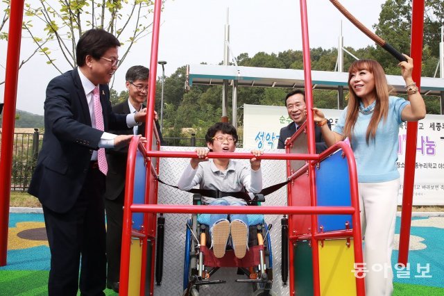 조수미는 휠체어 그네를 2014년 한국에 처음 소개했다. “국내엔 장애인 놀이시설 관련 법령이 없다”며 “장애인 복지와 인권에 
대해 생각하는 계기가 됐으면 한다”고 했다. 2016년 9월 세종누리학교 휠체어 그네 기증행사. 동아일보DB