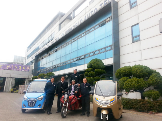 송도연구소에서의 초소형전기차 시험운행 모습. 사진 오른쪽부터 유동옥 회장, 인도 생산공장 총괄 대표, 대화 연구원들.