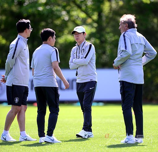 2018 러시아월드컵을 대비하는 축구대표팀이 23일 파주 국가대표트레이닝센터(NFC)에서 훈련을 가졌다. 대표팀 신태용 감독이 코칭스텝과 이야기하고 있다. 파주 | 김종원 기자 won@donga.com