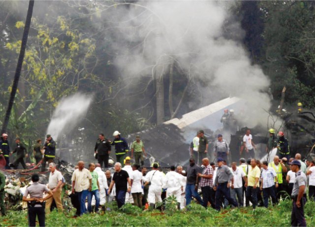 5월 19일 쿠바 아바나 인근에 추락한 쿠바항공기의 참사 현장. 이 항공기는 113명을 태우고 아바나 호세마르티국제공항을 이륙한 직후 추락해 110명이 숨졌다. [AP=뉴시스]