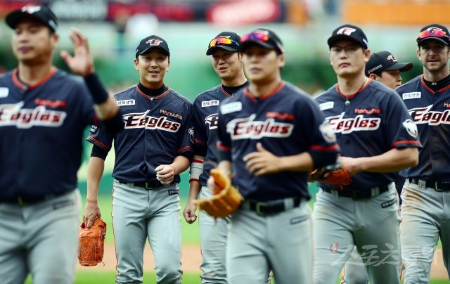 27일 인천 SK행복드림구장에서 '2018 신한은행 마이카 KBO리그' SK 와이번스와 한화 이글스의 경기가 열렸다. 한화가 연장전 끝에 SK에 7-5로 승리한 뒤 선수들이 그라운드에서 미소를 짓고 있다. 인천 | 김민성 기자 marineboy@donga.com