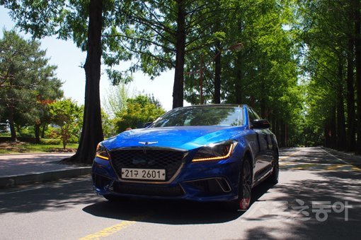 제네시스 G80 스포츠는 ‘2017 굿디자인 어워드’를 수상하면서 국제적으로 디자인 우수성을 인정받았으며, 주행성능은 럭셔리 세단으로서의 장점이 돋보인다. 원성열 기자 sereno@donga.com