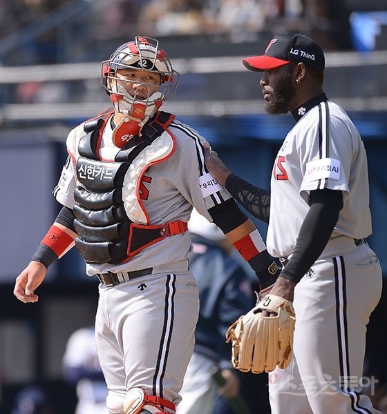 LG 포수 정상호(왼쪽)가 외국인투수 헨리 소사와 이야기를 나누고 있다. 정상호는 올 시즌 소사의 등판 때마다 마스크를 쓰는 ‘소사 전담’ 포수로 찰떡궁합을 과시하고 있다. 스포츠동아DB