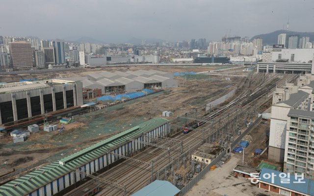 서울시의 ‘용산 마스터플랜’ 발표를 앞두고 용산 일대 부동산 시장이 달아오르고 있다. 사진은 국제업무지구가 들어서게 될 용산역 정비창 부지 전경. 동아일보DB